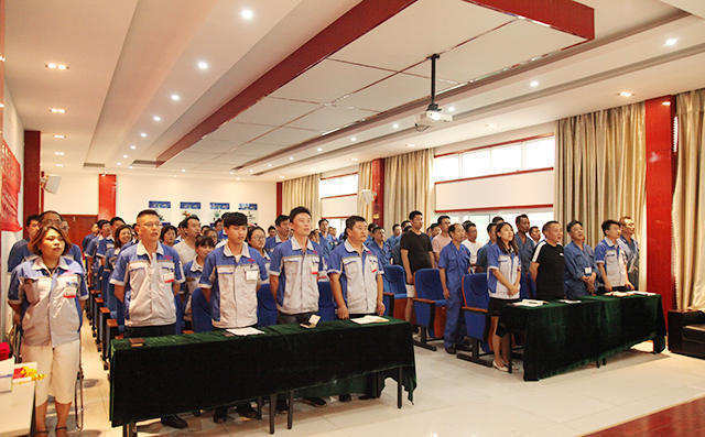 滿懷激情的高唱《中華人民共和國》國歌。