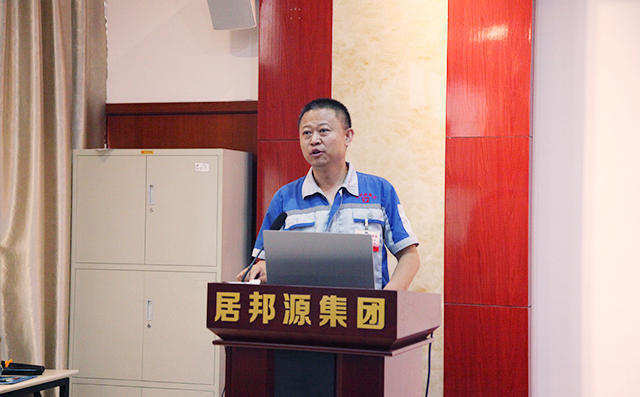 章丘豐源機(jī)械有限公司潘榮?？偨?jīng)理作最后會(huì)議總結(jié)致詞。