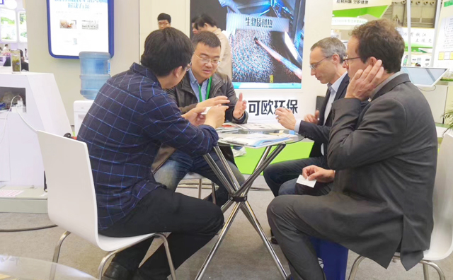 豐源機(jī)械潘榮?？偨?jīng)理、銷售經(jīng)理正在為客戶講解各行各業(yè)對羅茨鼓風(fēng)機(jī)的肯定以及未來羅茨鼓風(fēng)機(jī)行業(yè)的美好發(fā)展遠(yuǎn)景。