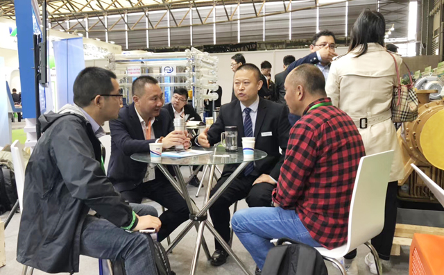 豐源機(jī)械潘榮?？偨?jīng)理、銷售經(jīng)理正在為客戶講解各行各業(yè)對羅茨鼓風(fēng)機(jī)的肯定以及未來羅茨鼓風(fēng)機(jī)行業(yè)的美好發(fā)展遠(yuǎn)景。