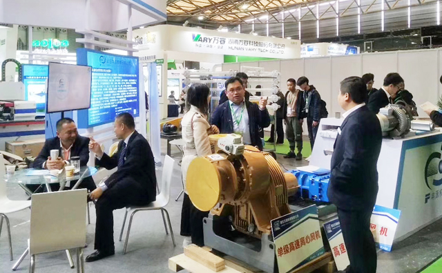 豐源機(jī)械潘榮?？偨?jīng)理、銷售經(jīng)理正在為客戶講解各行各業(yè)對羅茨鼓風(fēng)機(jī)的肯定以及未來羅茨鼓風(fēng)機(jī)行業(yè)的美好發(fā)展遠(yuǎn)景。