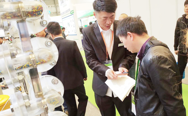 展會公司將氣力輸送新產(chǎn)品帶入廣大視野，獲得現(xiàn)場眾多參展觀眾的圍觀探討。