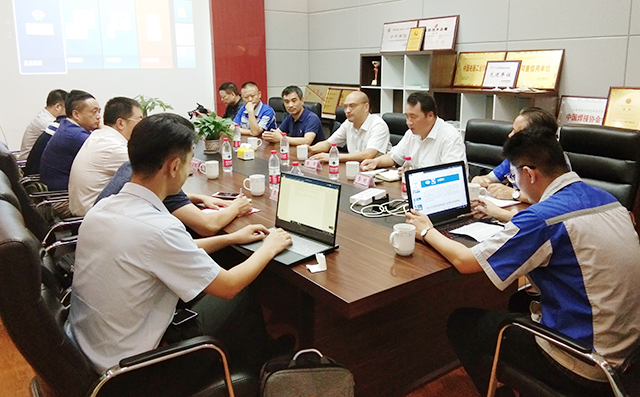 暨揭牌儀式之后校領(lǐng)導(dǎo)章丘區(qū)領(lǐng)導(dǎo)在山東居邦源機(jī)械集團(tuán)董事長景奉國的引領(lǐng)下進(jìn)行座談