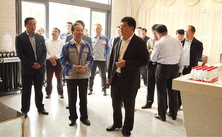 章丘區(qū)委副書記、區(qū)長韓偉一行領導蒞臨章丘豐源機械調研