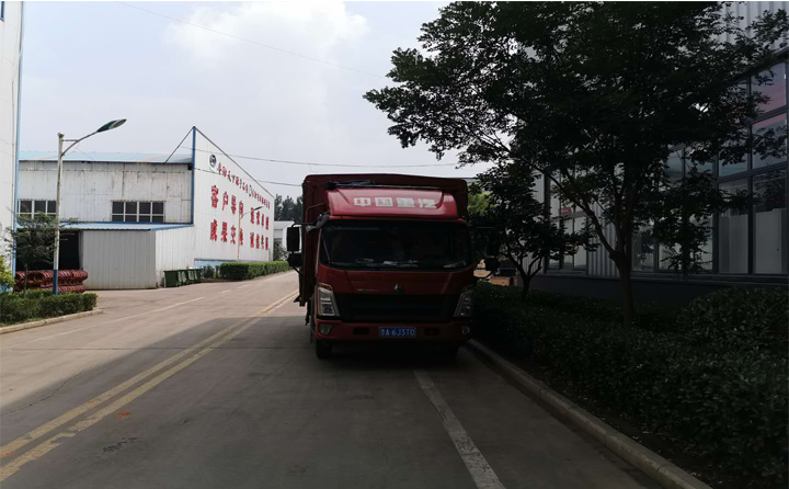 等待發(fā)貨的貨車(chē)