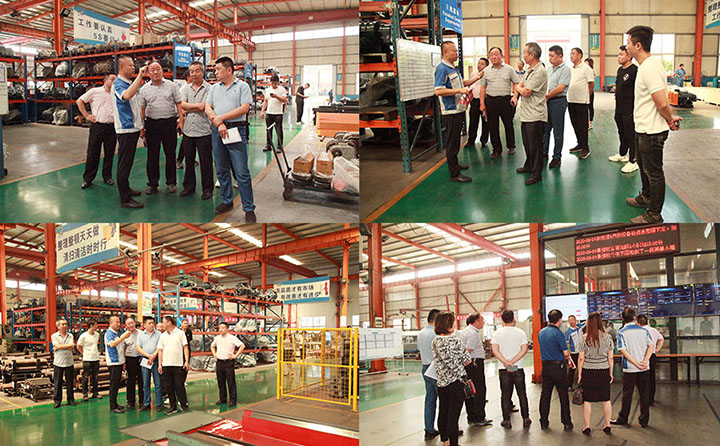 潘總向一行人介紹豐源精益生產(chǎn)車間現(xiàn)場 圖片關(guān)鍵詞