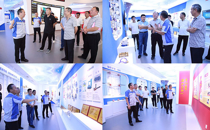 景奉國董事長向一行人介紹集團(tuán)黨建 圖片關(guān)鍵詞