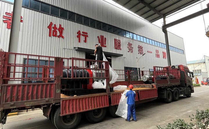 負(fù)責(zé)發(fā)貨的同事核實好產(chǎn)品名稱、規(guī)格和數(shù)量，進(jìn)行了嚴(yán)格把關(guān)，與貨運公司核對好物流信息。大家通力協(xié)作，有條不絮地將風(fēng)機(jī)穩(wěn)穩(wěn)地裝在大貨車上，確保運輸過程中貨物穩(wěn)定安全。