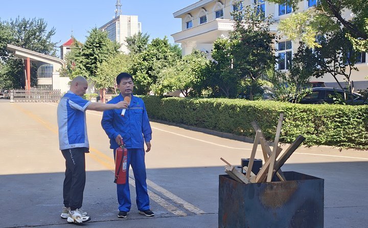 首先消防安全員對消防器材如何使用進(jìn)行細(xì)致講解，并現(xiàn)場演示。