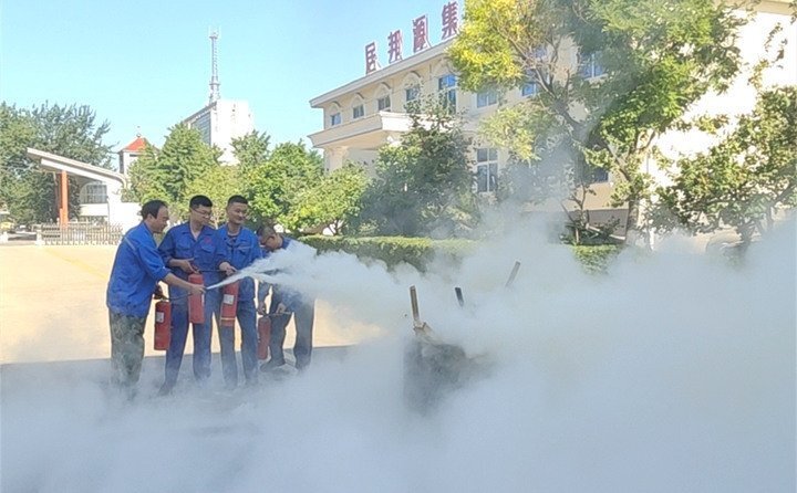 以“一提、二拔、三握、四壓”的基本步驟演示使用流程，并由演練人員進(jìn)行了操作實(shí)踐。