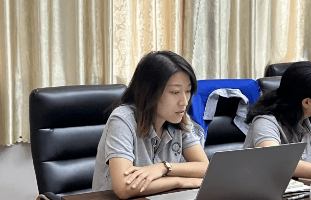 風(fēng)雨同舟2023年已經(jīng)走過了春夏，回望過去我們?cè)诖煺壑胁粩喑砷L，在磨練中不斷進(jìn)步。國慶的假期仿佛還未走完，多數(shù)人還沉浸在休閑的時(shí)光，豐源已經(jīng)開始了新的征程。2023年10月6日，章丘豐源機(jī)械組織優(yōu)秀業(yè)務(wù)代表開展十一銷售座談會(huì)。本次會(huì)議與以往不同，更多的是分享，是學(xué)習(xí)。 會(huì)議紀(jì)律宣導(dǎo)完畢之后，由營銷部長盧玉麗做豐源營銷部報(bào)告，對(duì)2023年前三季度的銷售狀況進(jìn)行總結(jié)分析。 作為豐源銷售員，我們的與眾不同之處除擁有專業(yè)的業(yè)務(wù)技能外，還需德才兼?zhèn)?。豐源優(yōu)秀業(yè)務(wù)代表與大家分享了自己1-9月份的業(yè)務(wù)開發(fā)心得，并對(duì)四季度工作開展進(jìn)行規(guī)劃。 大家一起對(duì)行業(yè)案例進(jìn)行分析，討論行業(yè)開發(fā)的策略，旨在深入了解客戶需求后，給不同行業(yè)客戶提供專業(yè)解決方案，與客戶一起成長。 孫寧波總經(jīng)理為簽單、回款銷售冠軍進(jìn)行頒獎(jiǎng) 營銷部長盧玉麗公布10-12月份激勵(lì)政策 孫寧波總經(jīng)理最后講到，活到老學(xué)到老，學(xué)到老干到老。學(xué)習(xí)的時(shí)間總是短暫，但我們不曾缺少機(jī)會(huì)。鼓勵(lì)大家用知識(shí)的力量武裝自己，轉(zhuǎn)變思想觀念，輕裝上陣，努力完成全年公司目標(biāo)。