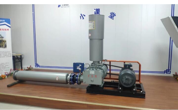 三葉羅茨鼓風(fēng)機(jī).jpg 三葉羅茨鼓風(fēng)機(jī)